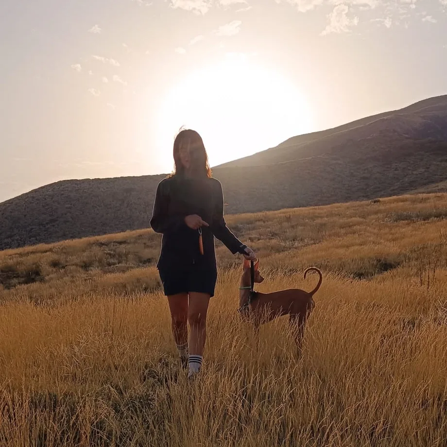 Dr.ssa Ilaria Marini biologa nutrizionista di Milano con il suo cane nella natura