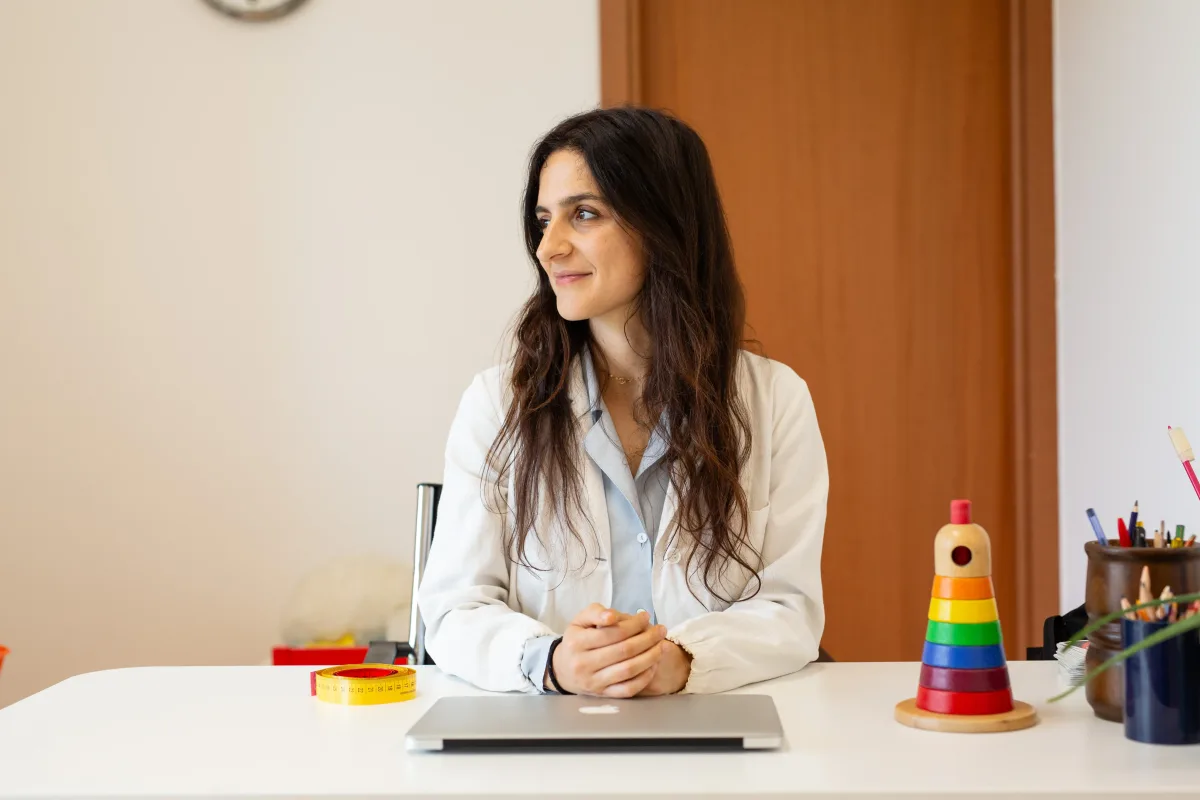 Dr.ssa Ilaria Marini biologa nutrizionista alla scrivania nel suo studio a Milano
